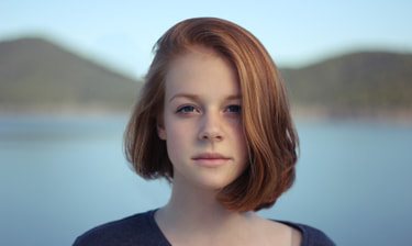 Junge Frau mit roten Haaren Junge Frau mit roten Haaren
